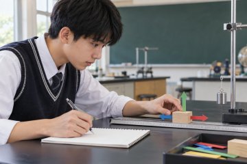 物理大题会列公式却拿不到分：把对象、过程和方向写进受力分析
